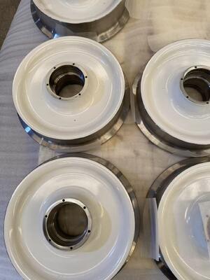 วงล้อรถไฟเหล็กที่แปรรูปแม่นยําที่ออกแบบมาเพื่อให้การดําเนินงานเรียบร้อยและความทนทานที่เพิ่มขึ้นในระบบขนส่งทางรถไฟ